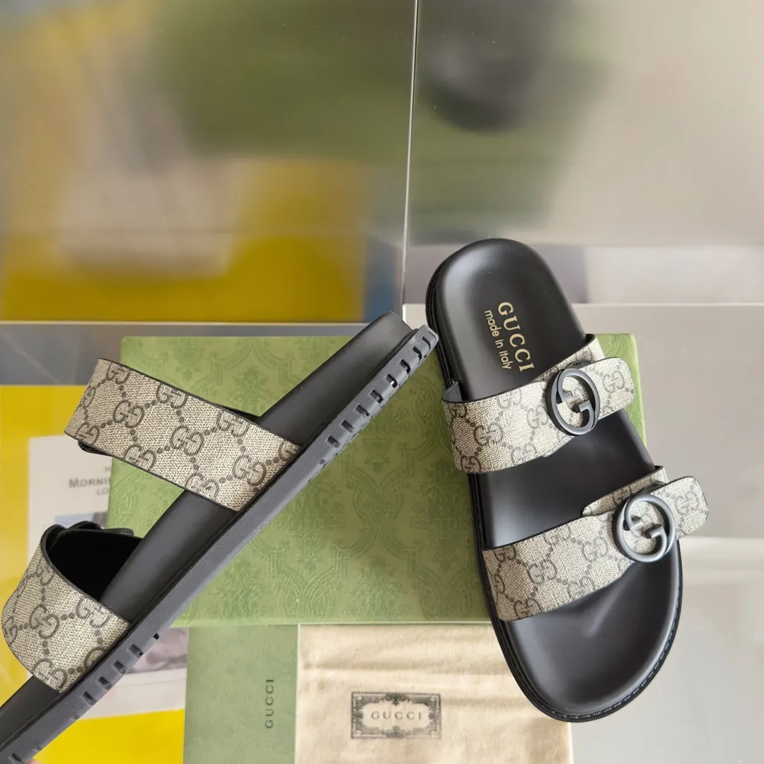 [G Home] Men's Men's Shoes💰:300💰Size:38-45 GUCC Gucci Original Order Quality 🆕2024Gucci Gucci Summer New Style Double G Presbyopia Flip-flops Cross Sandals Thick Sole Slippers Beach Shoes Original Purchase and Development Production G family's 2024 new summer dark horse items, fashion bloggers at home and abroad have put on the show, and it has become popular on social platforms at home and abroad. Fashionistas must pay for it, and they spend a lot of money to create ingenious craftsmanship and accurately restore every detail. Exquisite packaging at the delivery counter🛍📦 ▪️ Fabric: Original imported double G presbyopic leather ▪️ Lining: Original imported leather ▪️ Sole: Original open molded T men's shoes 💰U outsole ▪️ Bottom thickness: 3CM